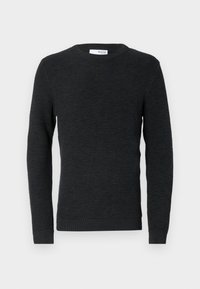 Ciemny sweter o fakturowanym wzorze dzianiny, z okrągłym dekoltem i długimi rękawami. Ściągacze na mankietach i dole swetra. Wykonany z miękkiego, ciepłego materiału.