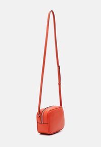 Calvin Klein Jeans SCULPTED CAMERA MONO - Taška s příčným popruhem - poppy