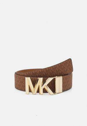 Ceinture de créateur marron avec motif répétitif du logo MK et grande boucle brillante dorée MKI, posée en spirale sur fond blanc.