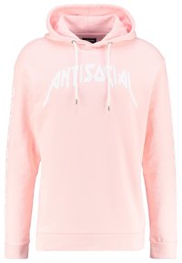Sudadera rosa hecha de material suave. Cuenta con un bolsillo canguro, capucha ajustable y un llamativo texto en blanco "ANTISOCIAL" en la parte frontal y en las mangas.