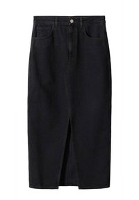Falda de mezclilla negra con una silueta recta, abertura frontal y diseño clásico de cinco bolsillos. Terminado con un cierre de botón y cremallera.