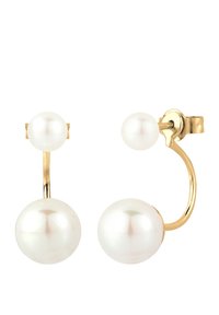 Ohrringe in Goldoptik, die zwei weiße Perlen präsentieren; eine größere Perle unten und eine kleinere Steckerperle oben, mit einem geschwungenen Hänge-Design.