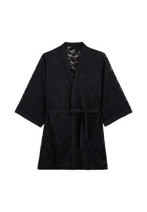 Kimono robe en dentelle florale noire semi-transparente avec manches trois-quarts et ceinture nouée à la taille sur fond blanc.