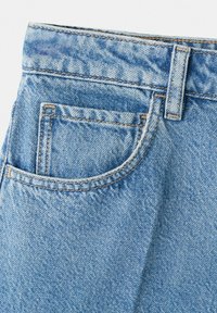 Ceinture de jeans en denim bleu clair avec passants de ceinture et poche avant ornée de coutures oranges.