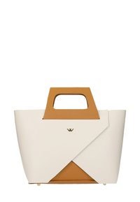 Torebka tote w kolorze brązowym i białym, w geometryczny wzór, z wyciętymi uchwytami, z emblematem logo i złotymi akcentami. Gładka tekstura, strukturalny design.