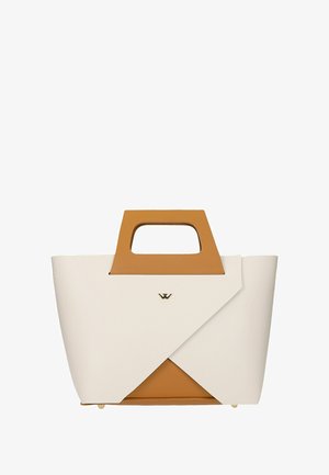 Sac fourre-tout géométrique beige et blanc avec poignées découpées, arborant un emblème de logo et des accents dorés. Texture lisse, design structuré.