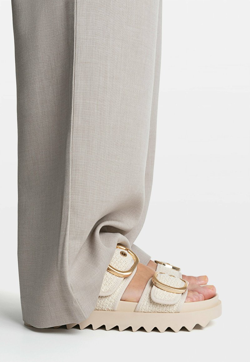 Stradivarius FLAT - Platform sandals - white