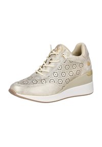 Zapatillas cuña en metalizado dorado con patrón floral perforado, diseño con cordones, cuello acolchado y suela de goma blanca.