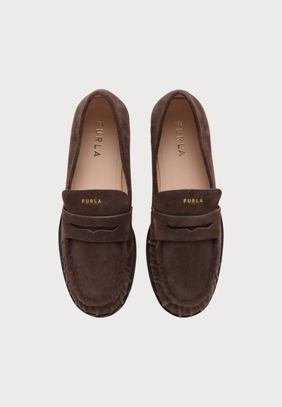 Двойка кафяви велурени мокасини Furla с дизайн без връзки, шиене детайли и златно лого Furla на каишката и стелката, показани отгоре.