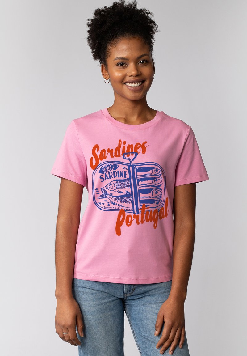 T-shirt en coton rose avec un graphique d'une boîte de sardines et un texte bleu et orange indiquant "Sardines Portugal". Manches courtes, col rond.