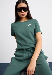 Nike Sportswear CLUB TEE - Navadna majica - vintage green