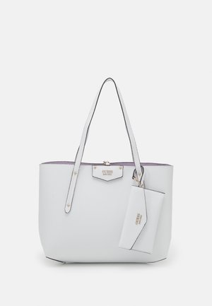 Witte leren Guess shopper met dubbele riemen en een bijpassend, loshangend tasje, voorzien van gouden logo-details en een korrelige textuur.