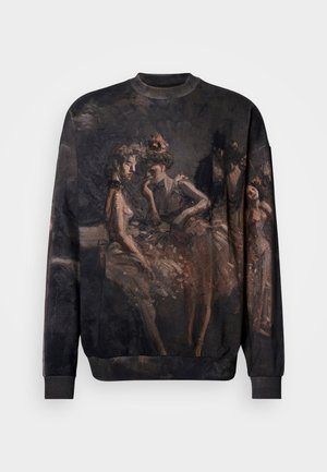 Donkere trui met een artistieke print van vintage dansers in elegante jurken en hoeden, vastgelegd in zachte, gedempte kleuren.
