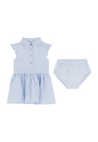 Abito azzurro chiaro con una chiusura a bottone sul davanti, colletto e maniche arricciate. Accompagnato da pantaloni coordinati azzurro chiaro. Morbida texture del tessuto.
