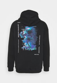 Czarna bluza z kapturem z cyfrową grafiką astronauty z efektami zakłóceń w odcieniach niebieskiego i fioletowego na plecach, z białymi akcentami tekstowymi.