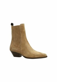 Bottine en suède beige avec un bout pointu, des détails côtelés sur les côtés et un petit talon empilé. Tirant noir à l'arrière.