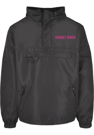 Schwarze Kapuzenjacke mit einer vorderen Reißverschlusstasche, elastischen Bündchen und "KNIGHT RIDER" in pinker Schrift auf der Brust. Glattes, leichtes Material.