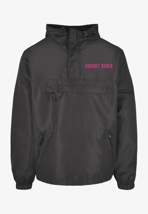 Čierna kapucňová bunda s predným zipsovým vreckom, elastickými manžetami a nápisom "KNIGHT RIDER" v ružovom písme na hrudi. Hladký, ľahký materiál.