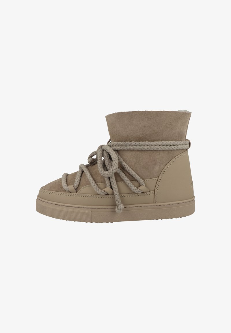 Stivaletti alla caviglia in suede color tortora con lacci in corda, punta tonda, colletto imbottito e suola in gomma testurizzata, caratterizzati da un design elegante e minimalista.