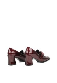 Paire de chaussures à talon bloc en cuir rouge foncé brillant avec bouts carrés arrondis et détail de bride sur le dessus, vues de dos et de côté.