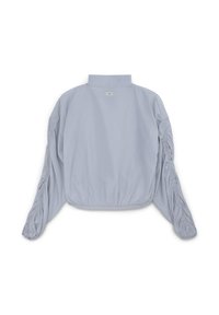 Giacca cropped azzurro chiaro realizzata in tessuto liscio e leggero, con dettagli arricciati lungo le maniche e colletto alto.