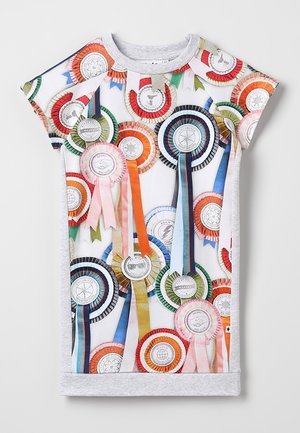 Kortærmet kjole med mønster af farverige præmieribbons i rød, blå, grøn, orange og pink på hvid baggrund, med grå kanter.