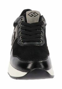 Sneaker nera con una combinazione di suede e pelle verniciata lucida, punta rotonda, suola bianca a contrasto e lacci neri testurizzati.