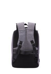 Zaino in tessuto grigio con pannello posteriore in rete nera, spallacci regolabili e design imbottito per il comfort. Presenta un'estetica minimalista e moderna.