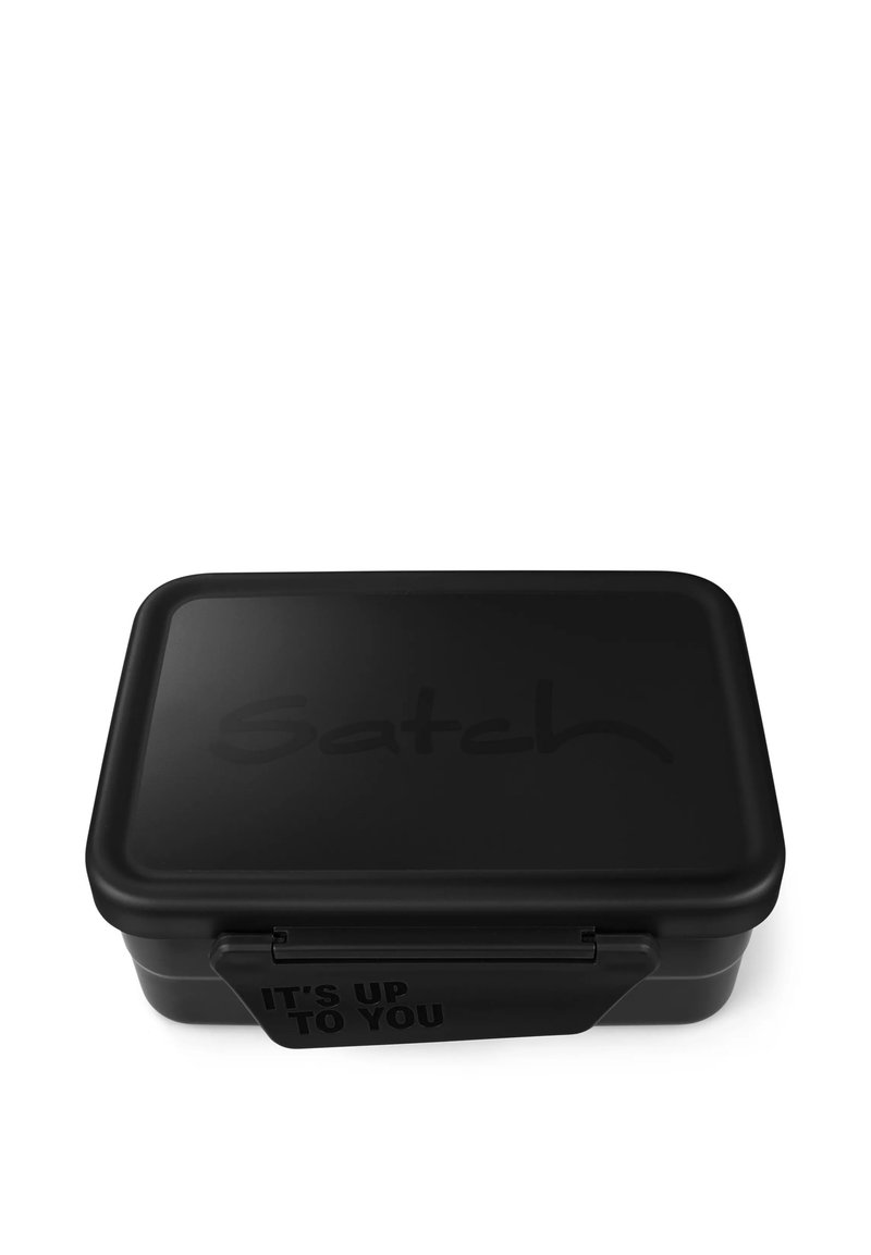 Zwarte rechthoekige lunchtas met afgeronde hoeken, gemaakt van een matte materiaal. Voorzien van een reliëf "Satch" logo en een sluiting met de tekst "HET IS AAN JOU".