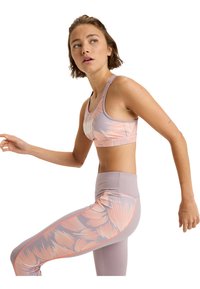 Bra sportivo viola con motivi a foglia arancione, abbinato a leggings coordinati con un accento laterale. Tessuto liscio e elasticizzato progettato per il comfort.