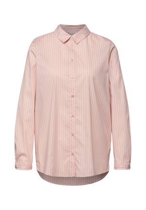 Jasnoróżowa koszula z długim rękawem z białymi pionowymi paskami, zapinana na guziki z klasycznym kołnierzykiem. Miękka tkanina z zaokrąglonym dołem.