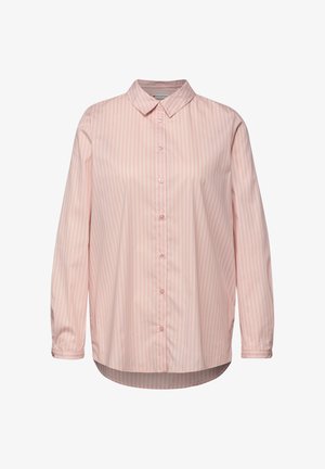 Jasnoróżowa koszula z długim rękawem z białymi pionowymi paskami, zapinana na guziki z klasycznym kołnierzykiem. Miękka tkanina z zaokrąglonym dołem.