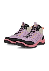 Scarpe da trekking mid-cut con una tomaia di colore lavanda, dettagli neri, intersuola rosa e lacci multicolori. Suola in gomma testurizzata per una buona aderenza.