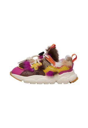 Zapatilla infantil con suela blanca gruesa, paneles en rosa, amarillo y marrón, decorada con pelo sintético multicolor y lengüetas de tirador naranja.