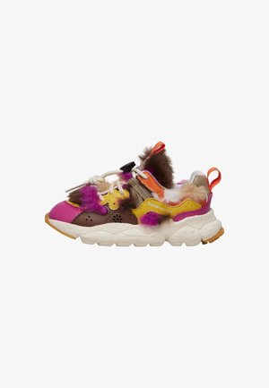 Zapatilla infantil con suela blanca gruesa, paneles en rosa, amarillo y marrón, decorada con pelo sintético multicolor y lengüetas de tirador naranja.