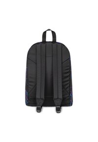 Zaino nero con schienale imbottito e spallacci regolabili. Presenta una texture liscia e accenti viola lungo i bordi. Design semplice e funzionale.