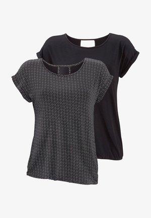 Zwei Kurzarmoberteile: eines mit einem schwarzen geometrischen Muster und eines in einfarbig schwarz, aus weichem Stoff. Beide haben einen runden Ausschnitt.