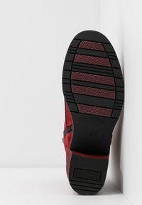 Rote Wildlederschnürstiefel mit einer schwarzen Gummisohle. Verfügt über ein strukturiertes Grip-Muster und einen Reißverschluss an der Seite. Größe angegeben als 37.