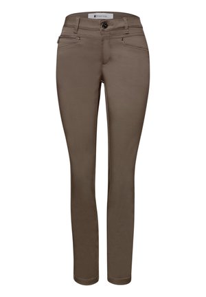 Pantalon marron coupe slim avec fermeture à boutons et zip à l'avant, passants pour ceinture et poche zippée à l'avant sur fond uni.