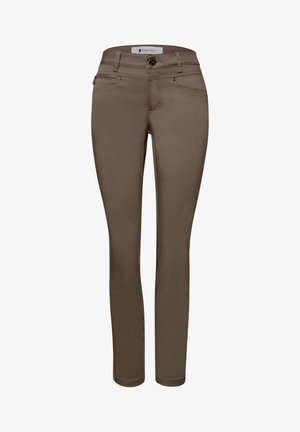 Brune slimfit bukser med frontknap og lynlås, bæltestropper samt forreste lynlåslomme på ensfarvet baggrund.