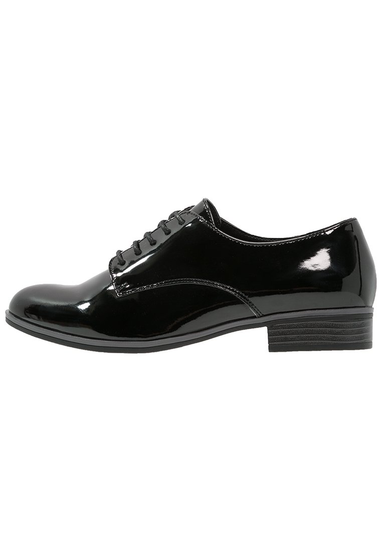 Chaussure oxford en cuir verni noir à lacets, avec un bout arrondi, une finition lisse et un petit talon empilé. Détails de surpiqûre simples sur le côté.