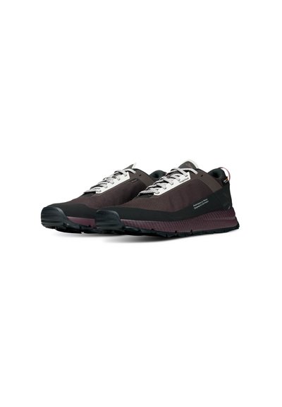 Baskets de sport noir et gris foncé avec un dessus texturé, des accents réfléchissants et une semelle en caoutchouc noir dotée de motifs de traction profonds.