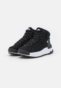 Zwarte high-top sneakers met een bovenwerk van suede en synthetisch materiaal, vetersluiting, gevoerde kraag en een witte middenzool met een gestructureerde zwarte buitenzool.