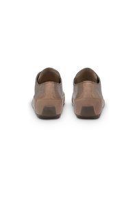 Braune Lederschuhe mit glatter Oberfläche und strukturierten Akzenten an den Seiten. Abgerundete Fersen und Gummisohlen für besseren Grip.