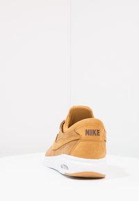 Nike SB Sneakers - brown