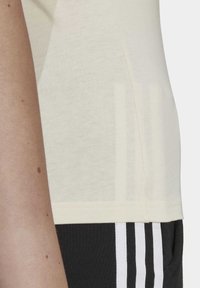adidas Originals CHIC TEE - Marškinėliai su spaudiniu - beige