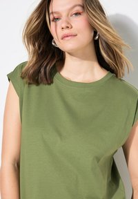 Studio Untold DÉCOLLETÉ ROND FENTE SUR LE CÔTÉ - Žerzejové šaty - algae