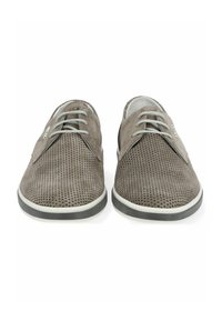 Zapatos marrones con perforaciones, cordones grises, puntera redonda y suela de goma con un acento blanco. Diseño ligero y estructurado.