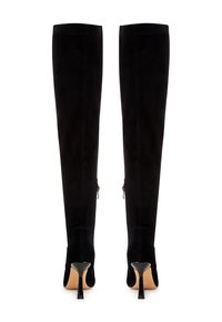 Botas altas de ante negro con un diseño elegante. Cuentan con un tacón cónico y cremalleras traseras para facilitar su uso, complementando una silueta ajustada.