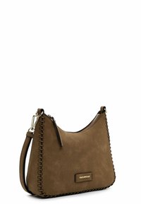 Sac bandoulière en daim marron avec surpiqûres au point de fouet noires, ferrures dorées, fermeture éclair supérieure et sangle amovible.